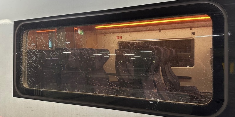BPOL NRW: Steine auf ICE geworfen - Bundespolizei ermittelt wegen gefährlichen Eingriffs in den Bahnverkehr - Foto: presseportal.de