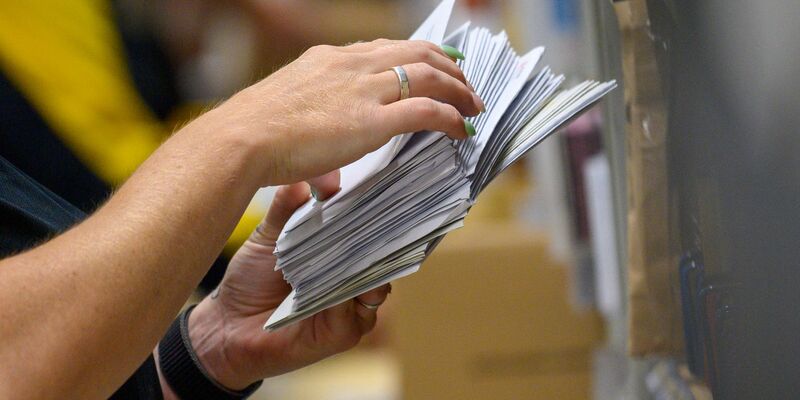 Probleme bei der Paketzustellung? Keine Postfiliale in der Nähe? Der Mängelmelder Post der Bundesnetzagentur nimmt ab sofort Beschwerden entgegen. (Symbolbild) - Foto: Klaus-Dietmar Gabbert/dpa
