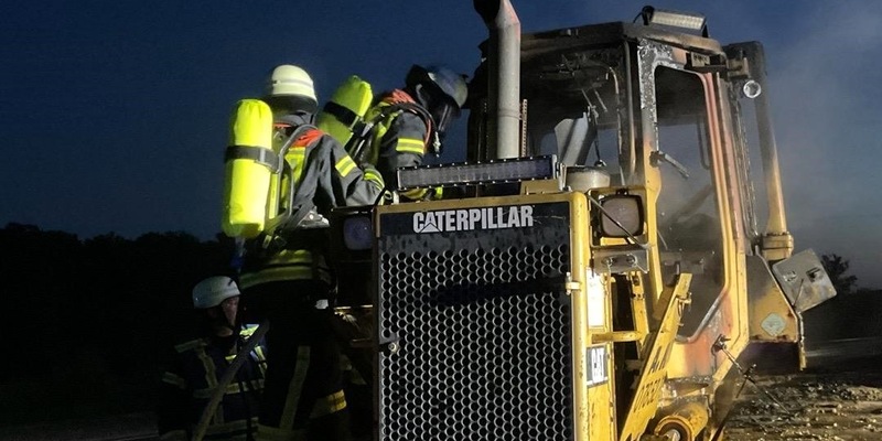 FW-OG: Fahrerkabine einer Planierraupe brennt aus. - Foto: presseportal.de