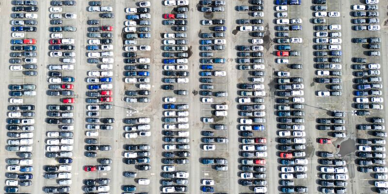 Neuwagen bei Volkswagen: Die Produktion in der Autobranche legte im Juni spürbar zu. (Archivbild) - Foto: Julian Stratenschulte/dpa