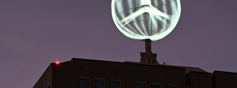 Der Mercedes-Gewinn ist im ersten Quartal weiter abgesackt. (Archivbild) - Foto: Bernd Weißbrod/dpa