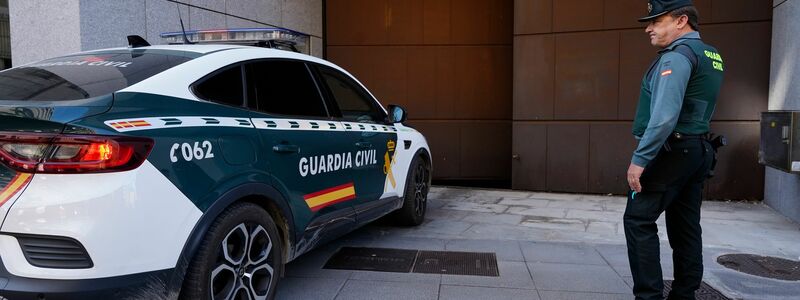 Spanische Polizisten haben drei Kinder befreit, die von ihren deutschen Eltern jahrelang zu Hause in der nordspanischen Stadt Oviedo eingesperrt worden waren.  - Foto: Juan Vega/EUROPA PRESS/dpa