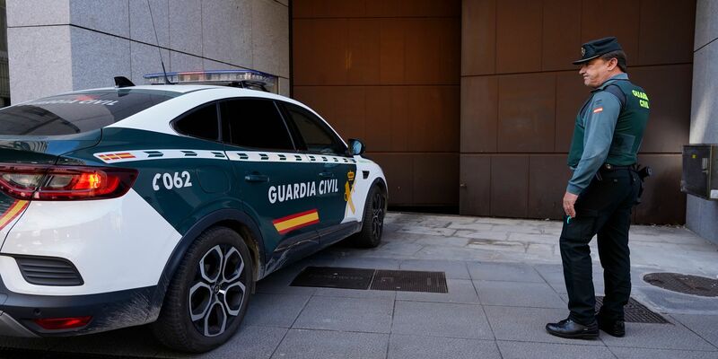 Spanische Polizisten haben drei Kinder befreit, die von ihren deutschen Eltern jahrelang zu Hause in der nordspanischen Stadt Oviedo eingesperrt worden waren. - Foto: Juan Vega/EUROPA PRESS/dpa