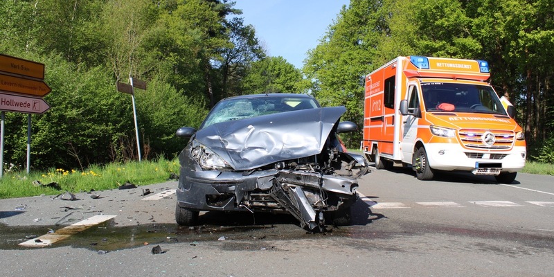 POL-MI: Verkehrsunfall mit Leichtverletzten - Zwei Mal Totalschaden - Foto: presseportal.de