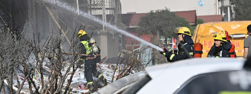 Zwei Menschen galten nach dem Brand in Taiyuan noch als Vermisst.  - Foto: Yang Chenguang/XinHua/dpa