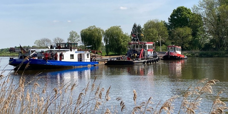 POL-DU: Petershagen/Duisburg: Maschinenausfall - Binnenschiff blockierte Weser bei Petershagen - Foto: presseportal.de