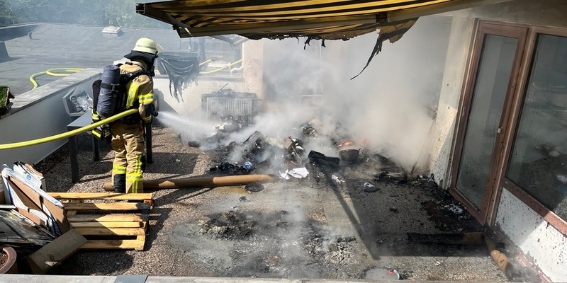 FW Bremerhaven: Brand auf Dachterrasse in Speckenbüttel - Schnelles Eingreifen verhindert Ausbreitung - Foto: presseportal.de