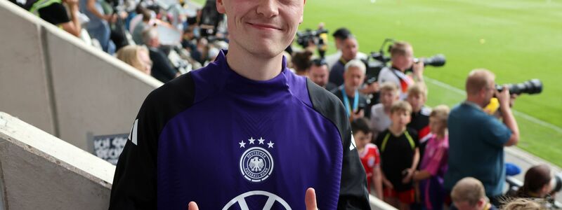 YouTuber Wildhage - hier bei einer Aktion 2024 in einem Fußballstadion - hat sich ein Bundesverdienstkreuz gekauft. (Archivbild) - Foto: Christian Charisius/dpa