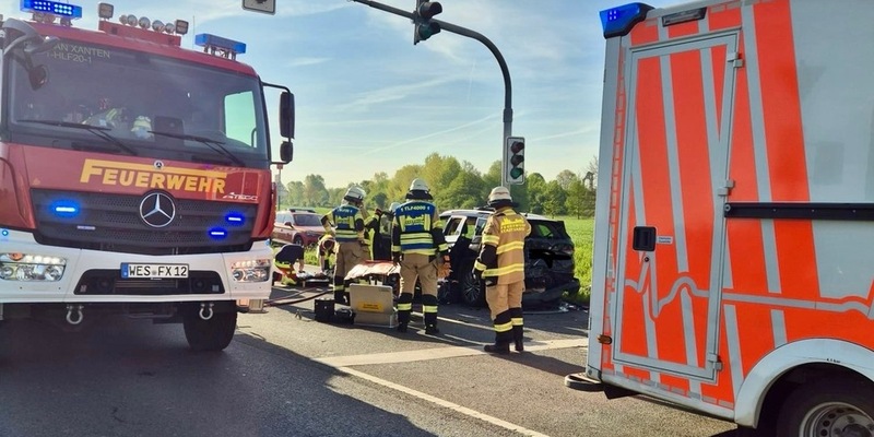 FW Xanten: Auffahrunfall im Kreuzungsbereich - Zwei Personen aus Fahrzeug befreit - Foto: presseportal.de
