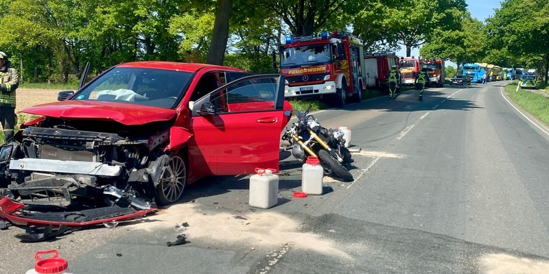 FW Hünxe: Vier Verletzte nach Verkehrsunfall zwischen zwei Pkw und einem Motorrad - Foto: presseportal.de