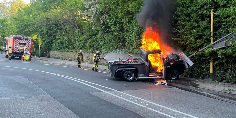 FW-E: Oldtimer verunfallt und geht in Flammen auf - eine verletzte Person - Foto: presseportal.de