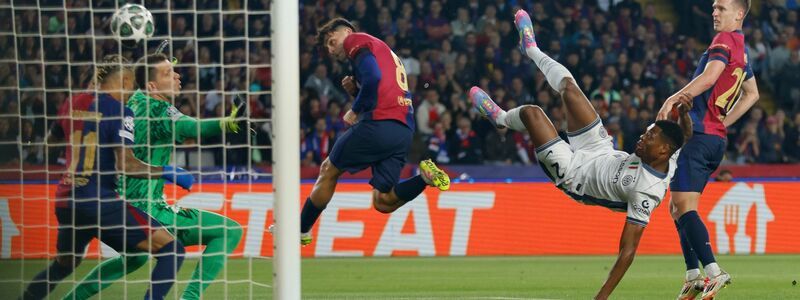 Denzel Dumfries (2.v.r) von Inter Mailand erzielt den zweiten Treffer gegen den FC Barcelona - Foto: Joan Monfort/AP/dpa