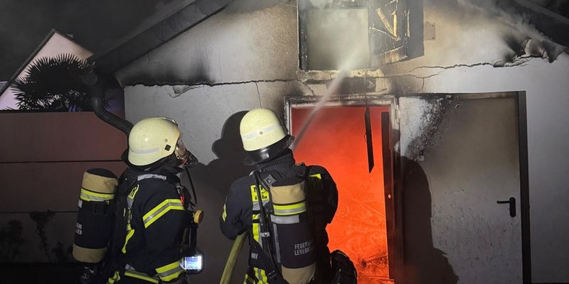 FW-LEV: Brand eines Anbaus Ratherkämp - Foto: presseportal.de