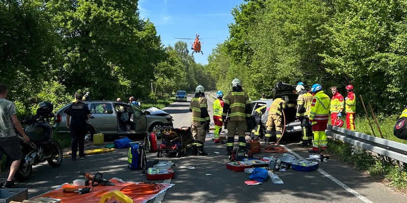 FW Mettmann: Schwerer Verkehrsunfall auf der L239 - Drei Personen verletzt. - Foto: presseportal.de