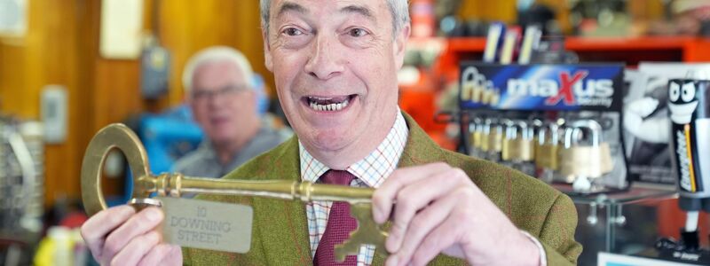 Der Brexit-Vorkämpfer und Chef der rechtspopulistischen Partei Reform UK, Nigel Farage, träumt bereits vom Schlüssel zum Regierungssitz 10 Downing Street. (Archivbild) - Foto: Joe Giddens/PA Wire/dpa