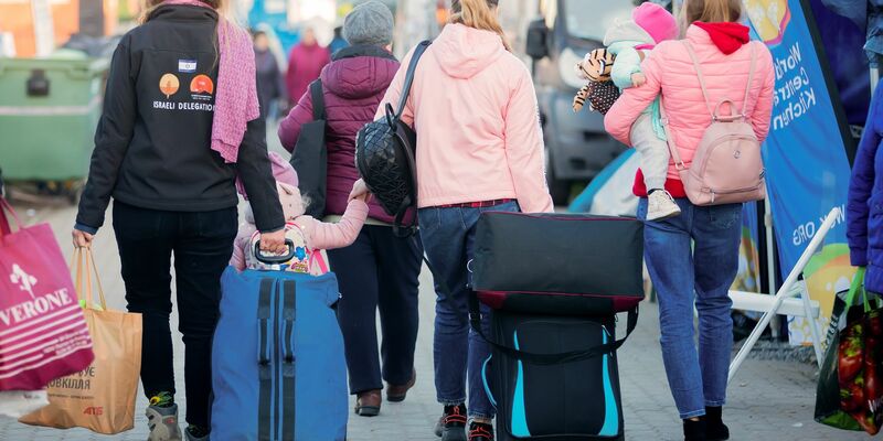 Nach dem russischen Angriff auf die Ukraine 2022 kamen etwa 1,2 Millionen Menschen aus der Ukraine nach Deutschland. (Archivbild) - Foto: Christoph Soeder/dpa