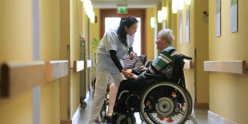 Ausländische Pflegekräfte könnten Personalprobleme in Heimen verringern - wenn sie voll arbeiten dürfen. (Archivbild) - Foto: picture alliance / dpa