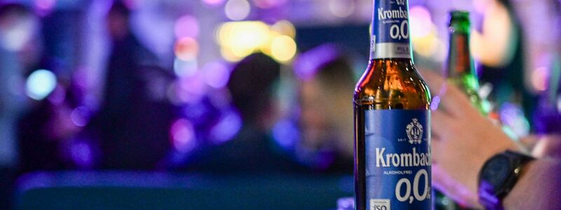 Alkoholfreies Bier liegt ohnehin im Trend, Partys ohne Alkohol passen dazu. (Symbolbild) - Foto: Jens Kalaene/dpa