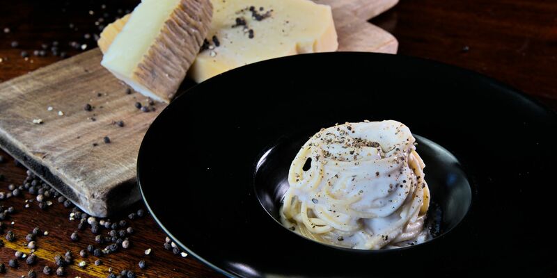 Die größte Hürde bei der Zubereitung des Pastagerichts Cacio e Pepe ist das Verklumpen des Käses. Ein Forschungsteam hat nun eine Methode entwickelt, um das zu verhindern. - Foto: Simone Frau/American Institute of Physics/dpa