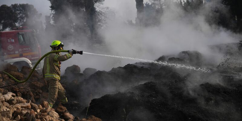 Seit Mittwoch toben in der Gegend um Jerusalem schwere Waldbrände. - Foto: Ohad Zwigenberg/AP/dpa