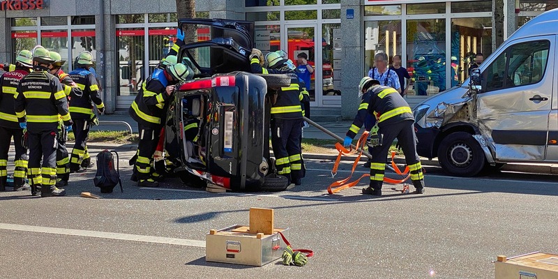 FW-M: Unfall mit mehreren Verletzten (Waldtrudering) - Foto: presseportal.de