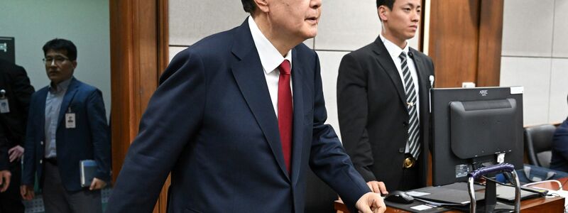 Yoon Suk Yeol ist nun auch wegen Amtsmissbrauch angeklagt. - Foto: Jung Yeon-je/AFP Pool via AP/dpa