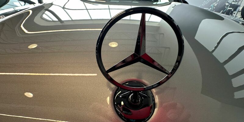 Autos von Mercedes-Benz kommen bei wohlhabenden US-Kunden gut an. (Archivbild) - Foto: David Zalubowski/AP/dpa