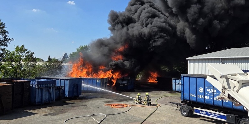 FW Gronau: Erstmeldung - Großbrand im Bereich des alten Postwegs in Gronau - Foto: presseportal.de