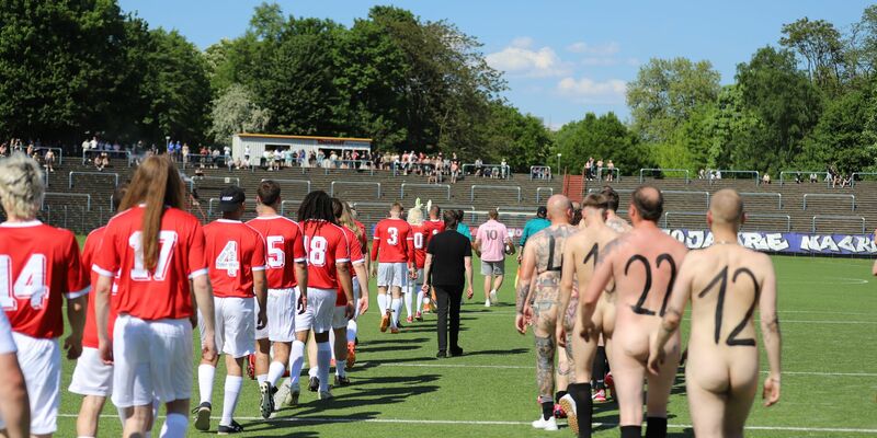 Hier spielt die «Nacktionalmannschaft». - Foto: Sascha Thelen/dpa