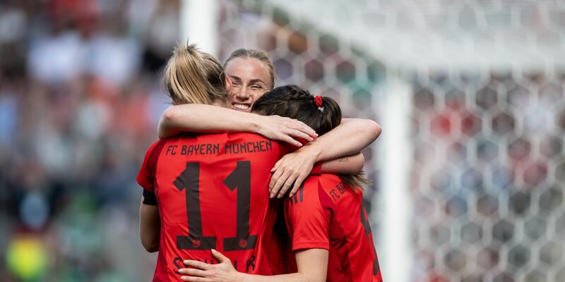 Nach dem Halbfinal-Sieg gegen den HSV hofften die Werder-Fans auch auf einen Final-Triumph gegen den FC Bayern. - Foto: Fabian Strauch/dpa