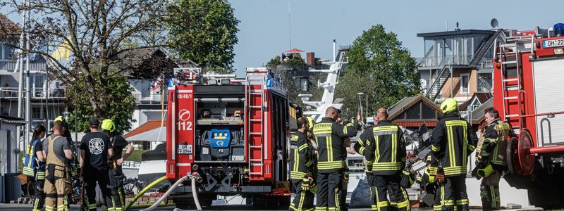 Nach der Explosion der Gasflasche wurde der Bereich weiträumig abgesperrt. - Foto: Markus Scholz/dpa