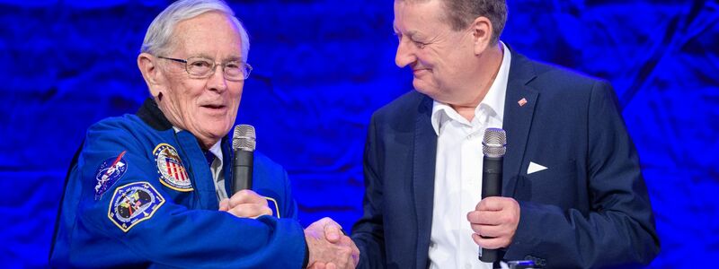 In die Raumfahrtausstellung kommen immer wieder Astronauten - hier Charlie Duke aus den USA mit Museumschef Wolfgang Heckl. (Archivbild) - Foto: Matthias Balk/dpa