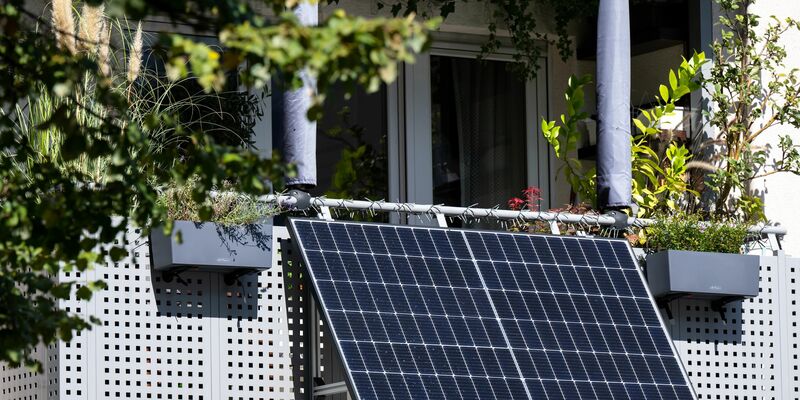 Der Sonnenstromverband BSW Solar erwartet in diesem Jahr weiteres rasantes Wachstum bei kleinen Balkonsolaranlagen. (Foto: Illustration) - Foto: Sven Hoppe/dpa