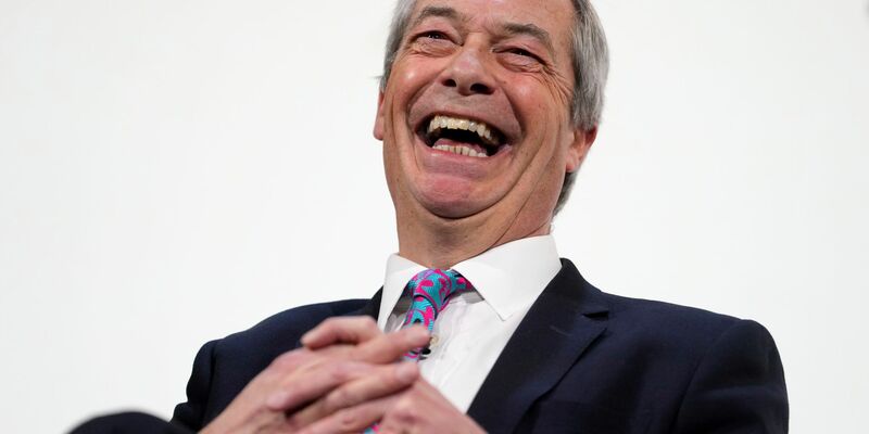 Der britische Brexit-Vorkämpfer Nigel Farage darf sich über eine gute Wahlnacht für seine Partei Reform UK freuen. (Archivfoto) - Foto: Kirsty Wigglesworth/AP/dpa