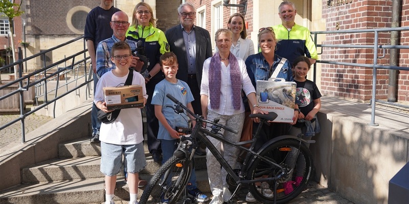 POL-COE: Coesfeld, Dülmen, Lüdinghausen/ Glückliche Gewinner erhalten Preise - Foto: presseportal.de