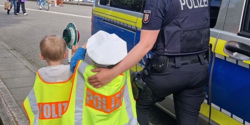 POL-KI: 250502.2 Kiel: Wenn Kinderträume auf Blaulicht treffen - Ein besonderes Erlebnis für zwei kleine Nachwuchs-Polizisten - Foto: presseportal.de