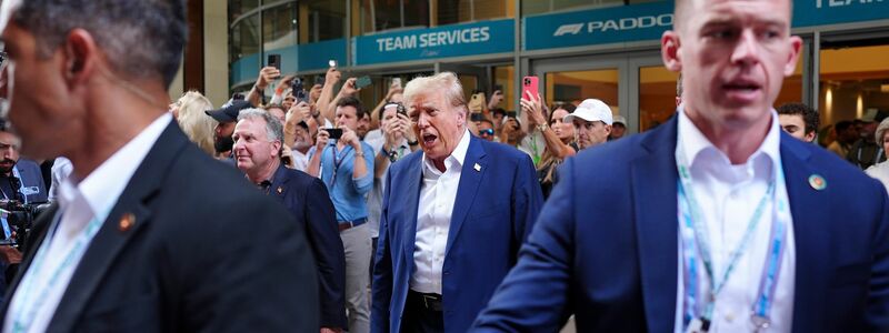 Donald Trump (M) hat es von seinem Anwesen in Florida nicht weit zur Strecke in Miami. - Foto: Richard Dole/ZUMA Press Wire/dpa