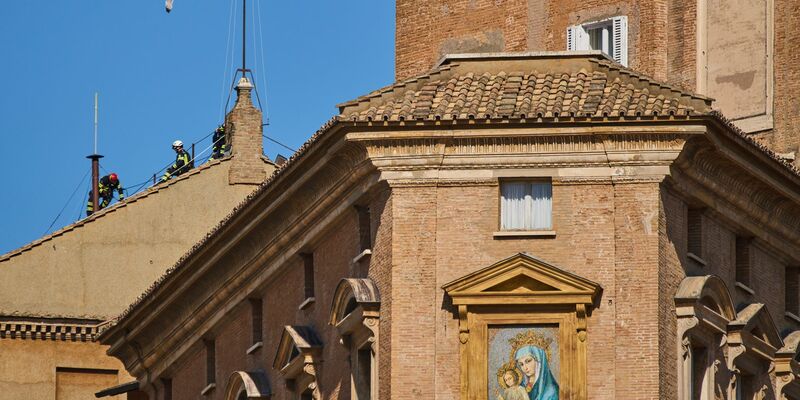 Auf der Sixtinischen Kapelle steht nun der weltberühmte Kamin. - Foto: Gregorio Borgia/AP/dpa