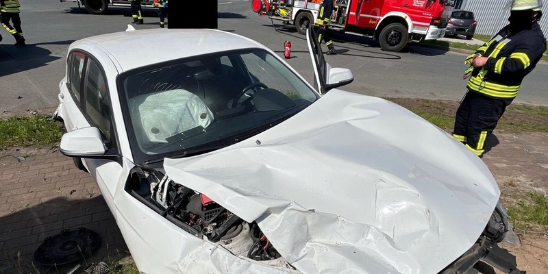 POL-MI: Auto schleudert nach Verkehrsunfall gegen Verteilerkasten - Foto: presseportal.de