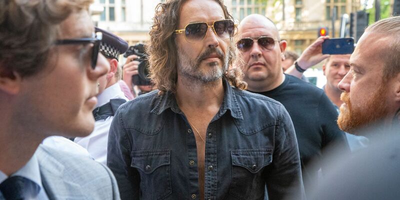 Der Auftritt von Russell Brand vor Gericht war schnell wieder vorbei. - Foto: Tayfun Salci/ZUMA Press Wire/dpa