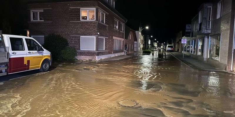 Feuerwehr Goch: Dachstuhlbrand, Verkehrsunfall und Gasaustritt: Hohes Einsatzaufkommen am Feiertag - Foto: presseportal.de