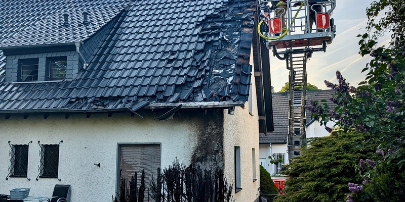 FW-GL: Heckenbrand in Bensberg - Flammen greifen auf Wohnhaus über - Warnung vor unsachgemäßem Einsatz von Gasbrennern - Foto: presseportal.de