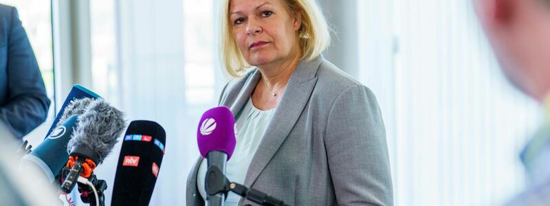 Die geschäftsführende Bundesinnenministerin, Nancy Faeser (SPD), sagt, das Gutachten des Bundesamtes für Verfassungsschutz habe das Ministerium erst am vergangenen Montag erreicht.  - Foto: Andreas Arnold/dpa