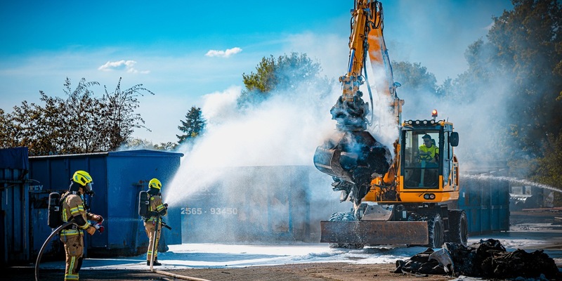 FW Gronau: Abschlussmeldung - Großbrand im Industriegebiet am Alten Postweg - Foto: presseportal.de