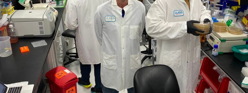 Der US-Amerikaner Tim Friede (M) ist inzwischen bei Centivax angestellt. - Foto: Jacob Glanville/Centivax/dpa