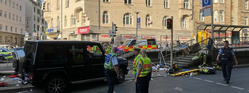 Am Unfallort lag auch ein zusammengeklappter Kinderwagen. - Foto: Marco Krefting/dpa