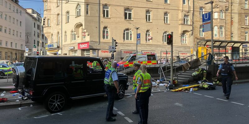 Die Rettungskräfte rückten mit einem Großaufgebot an. - Foto: Marco Krefting/dpa