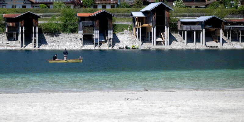 Die 30-Grad-Marke wurde an zwei Messstationen in Baden-Württemberg erstmals in diesem Jahr in Deutschland geknackt - auch am Walchensee war das Wetter sommerlich warm.  - Foto: Sven Hoppe/dpa