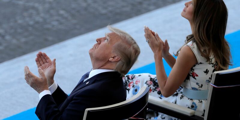 Trump war 2017 bei der Militärparade zum französischen Nationalfeiertag in Paris. (Archivbild) - Foto: picture alliance / Markus Schreiber/AP/dpa