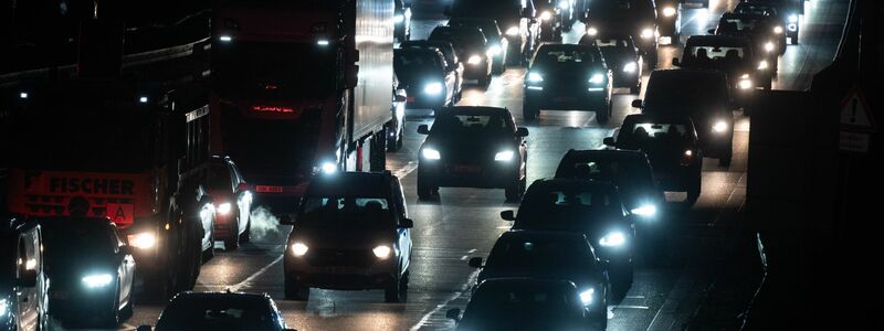 Der Straßenverkehr in Deutschland nimmt weiterhin zu. (Illustration)  - Foto: Marijan Murat/dpa